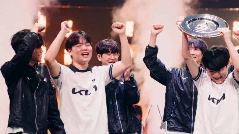 Dplus KIA feiert den Sieg im League-of-Legends-Finale des Esports World Cup 2026 gegen Karmine Corp in Paris
