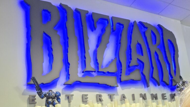Beleuchtetes Blizzard-Entertainment-Logo an der Wand des Firmensitzes