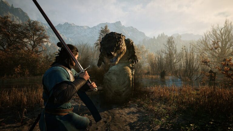 Gameplay-Screenshot aus The Blood of Dawnwalker: Ein Kämpfer mit Speer steht einem sumpfähnlichen Monster in einer nebligen Berglandschaft gegenüber