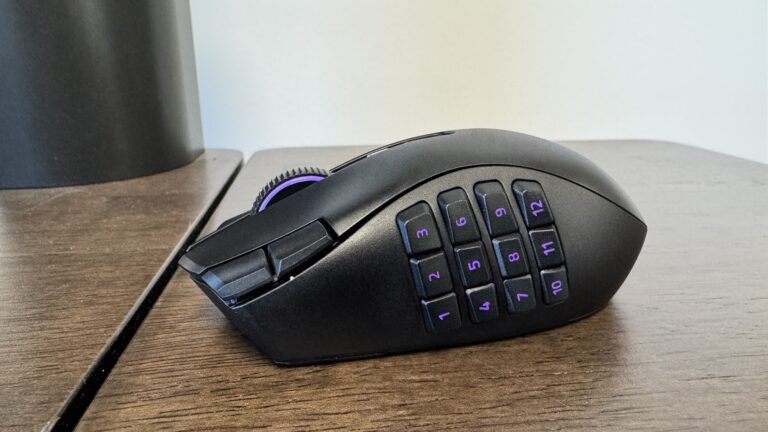 Die Razer Naga V3 Pro von der Seite mit den zwoelf nummerierten Daumentasten