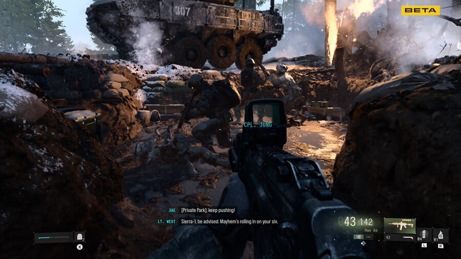 Screenshot aus der Beta-Kampagnenmission Entrenched von Modern Warfare 4 mit Schützengraben und Panzer im Hintergrund