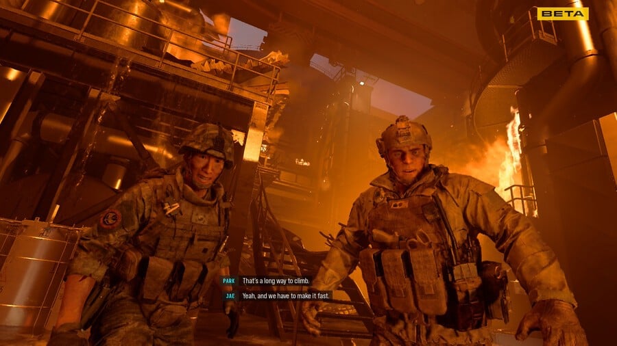 Zwei Soldaten klettern in der Beta-Kampagnenmission von Modern Warfare 4 durch eine brennende Industrieanlage