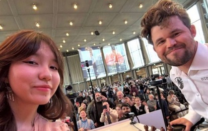 Titelverteidiger Magnus Carlsen bei einem Fan-Moment vor der Esports World Cup 2026