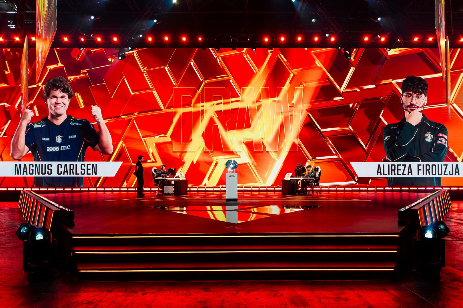 Magnus Carlsen und Alireza Firouzja auf der Bühne des Esports World Cup 2026