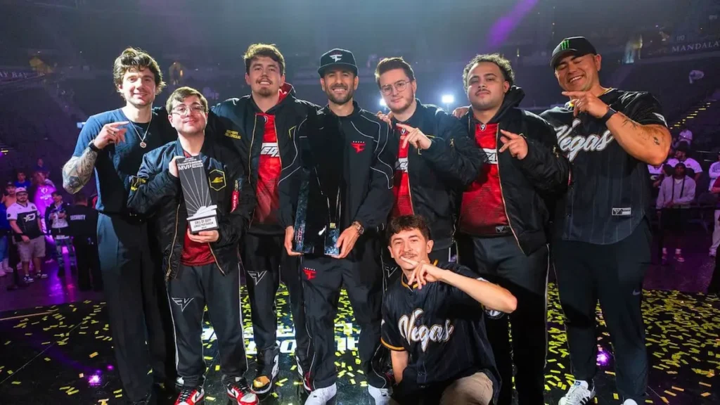 FaZe Clan posiert mit dem MVP-Pokal nach dem Gewinn der CDL Championship 2026 in Las Vegas