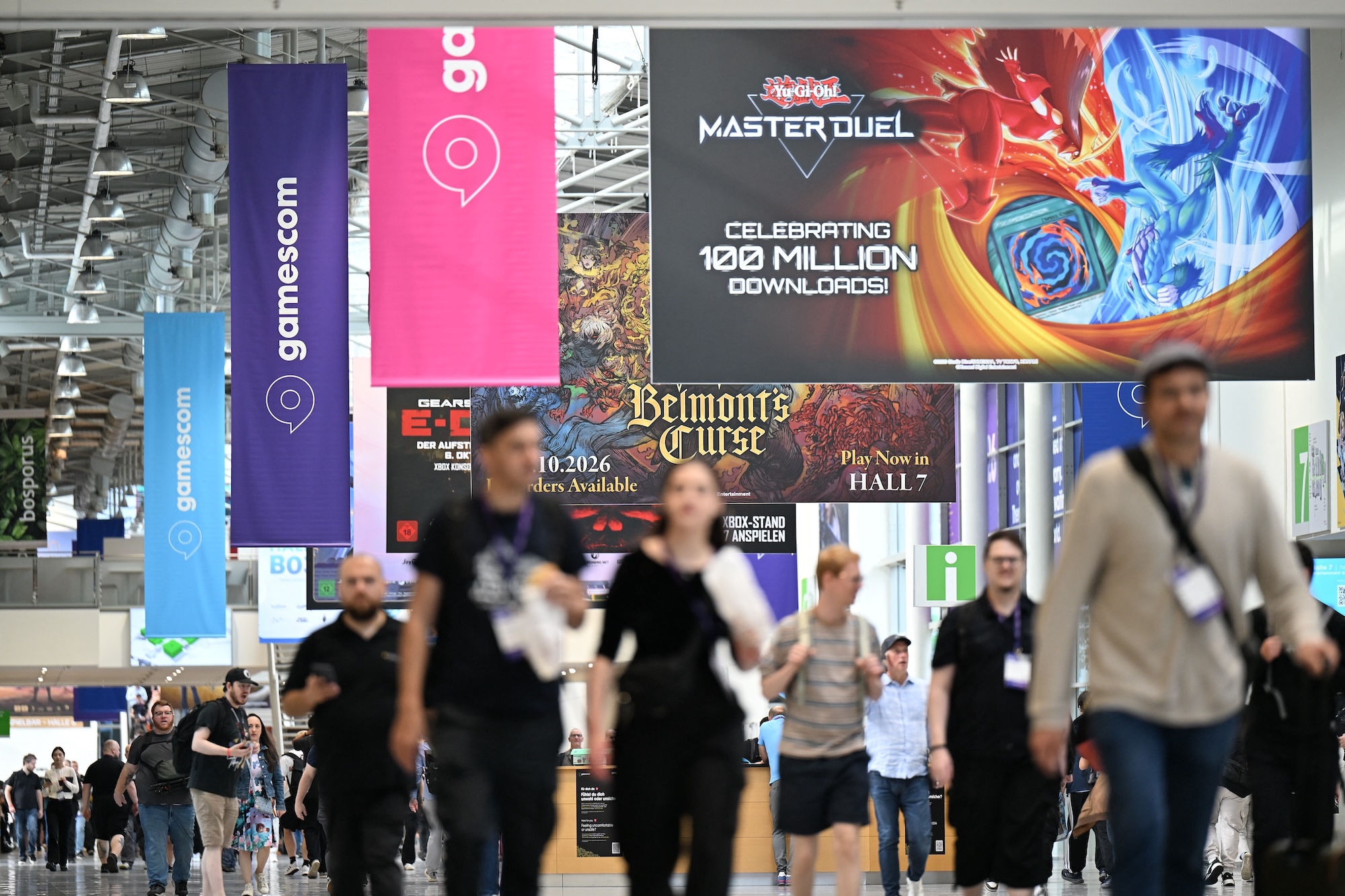 Impression von der Gamescom 2026 in Köln mit Besuchern auf dem Messegelände