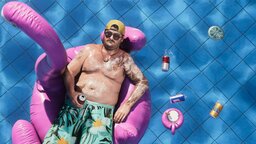 Ein tätowierter Charakter entspannt auf einer pinken Flamingo-Luftmatratze im Pool in GTA 6