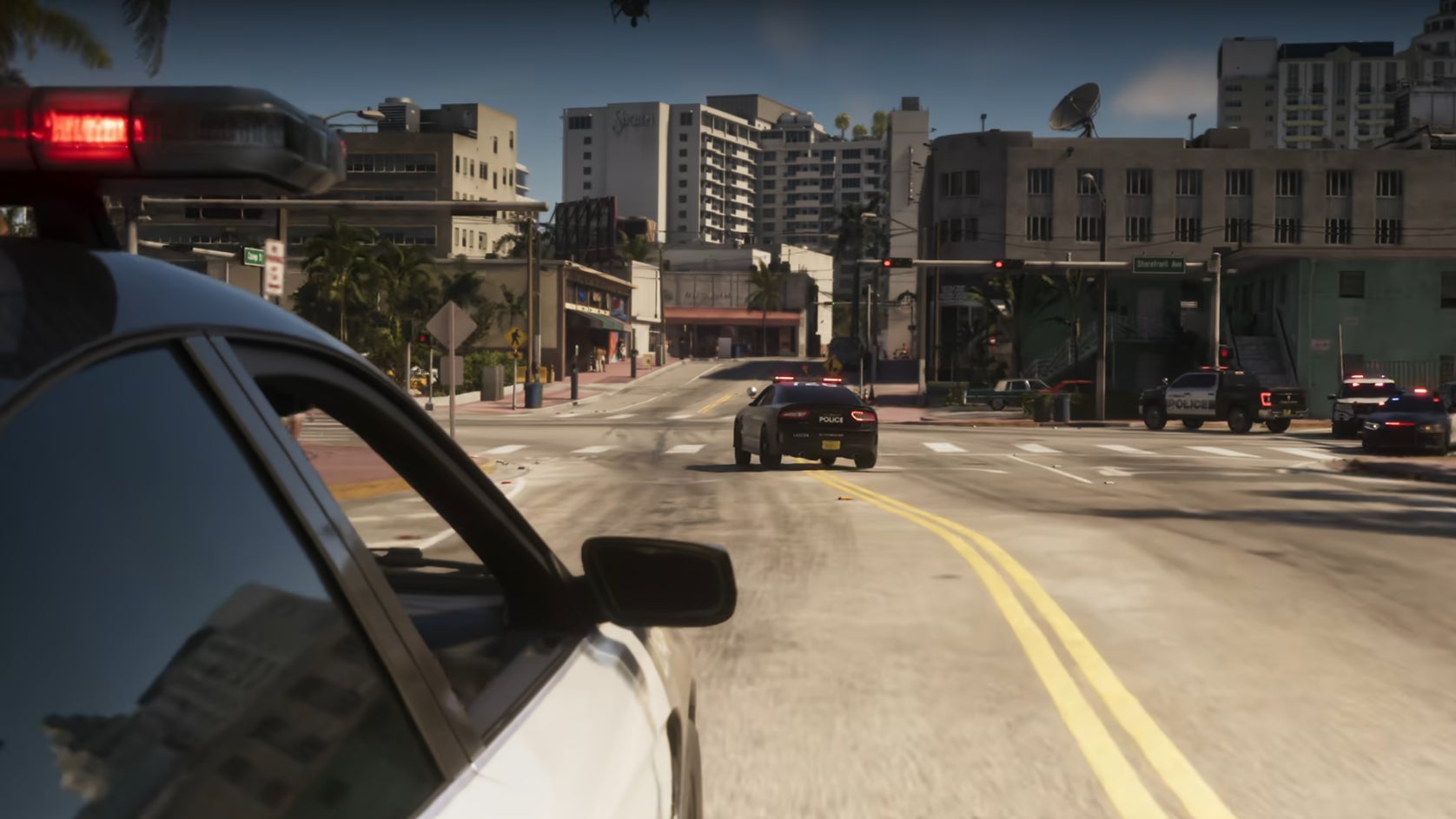 Polizeiautos verfolgen ein Fahrzeug durch die Straßen von Vice City in GTA 6
