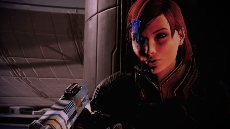 Commander Shepard mit gezogener Waffe in einer Nahaufnahme aus Mass Effect Legendary Edition