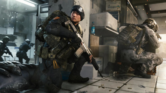 Ein Operator kniet mit Sturmgewehr in Deckung während eines Gefechts in der Modern Warfare 4-Beta