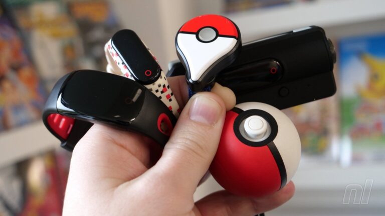 Physisches Pokémon-GO-Zubehör wie Poké Ball Plus und GO-tcha in einer Hand gehalten