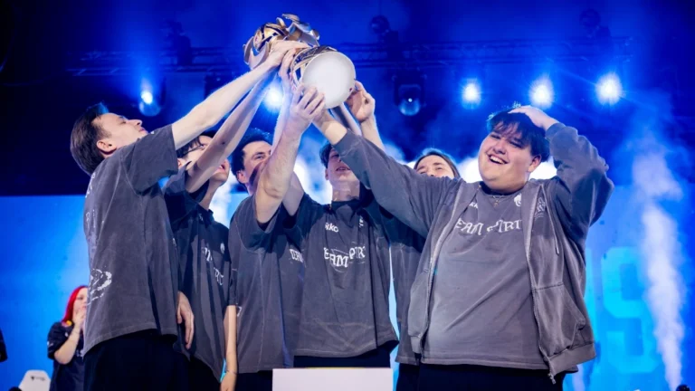 Die Spieler von Team Spirit jubeln gemeinsam mit dem MSC-2026-Pokal auf der Buehne in Paris