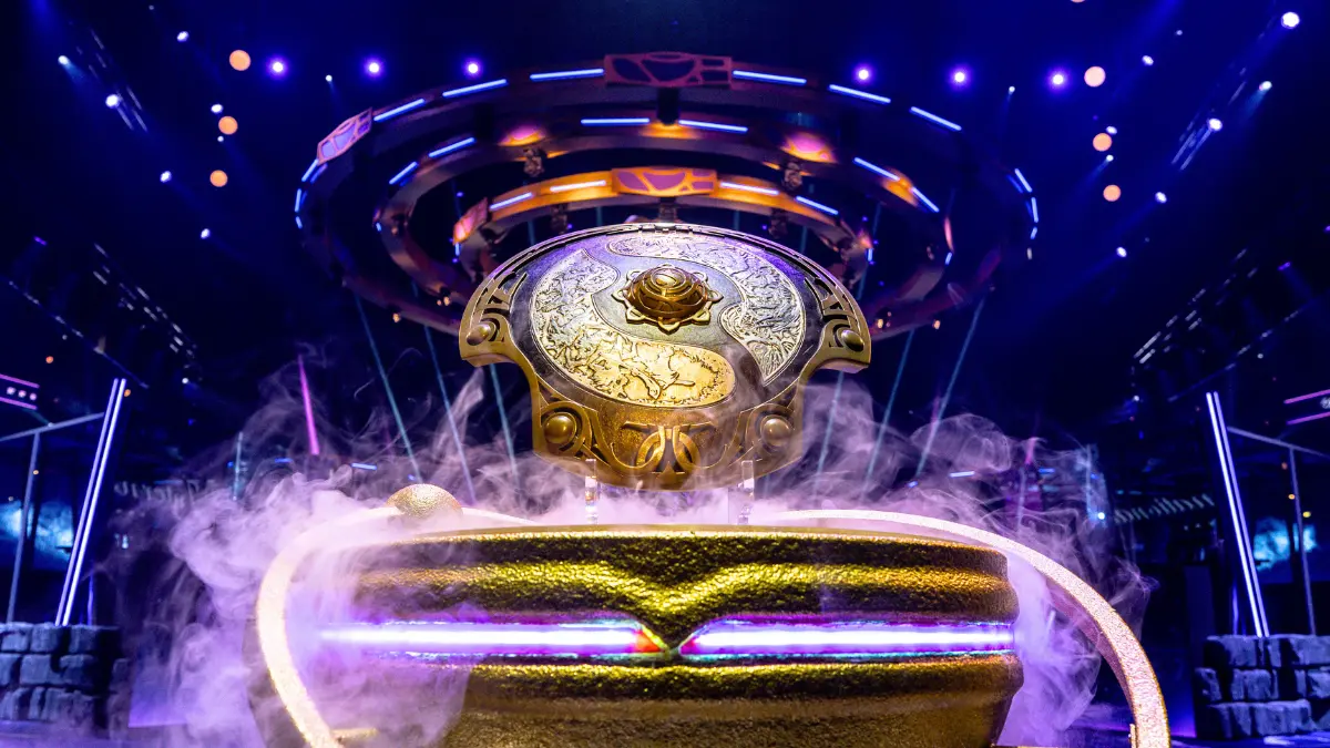 Die Aegis of Champions, die Siegertrophäe von The International, auf der Bühne in Nebel gehüllt