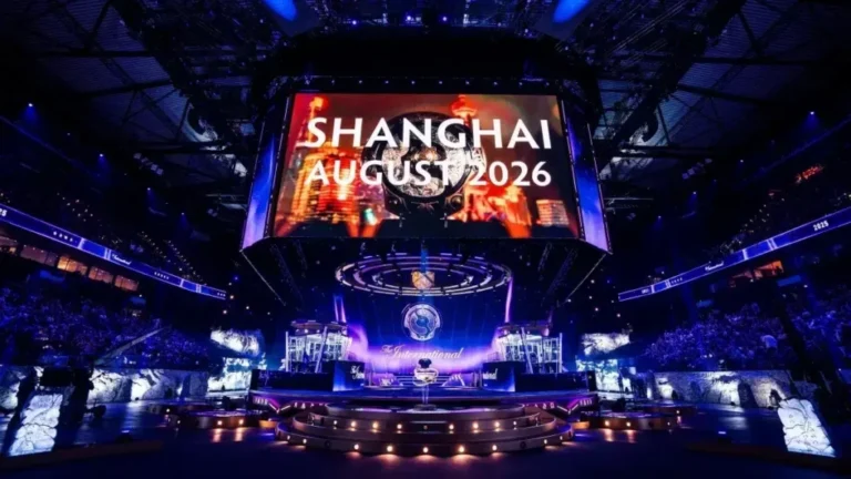 Die Bühne von The International 2026 im Shanghai Oriental Sports Center, im Hintergrund ein großer Bildschirm mit der Aufschrift Shanghai August 2026