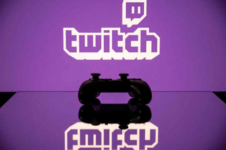 Ein Controller vor dem beleuchteten Twitch-Logo in Lila
