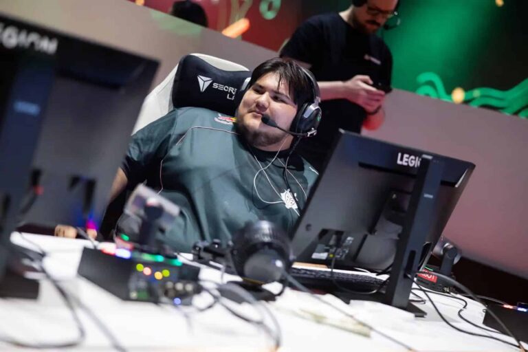 G2-Esports-Spieler mit Gaming-Headset im professionellen Warzone-Wettkampf