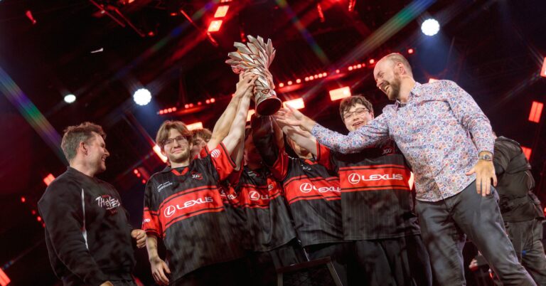 Die Spieler von 100 Thieves stemmen gemeinsam die Trophäe der VCT Americas Stage 2 auf der Bühne in São Paulo in die Höhe
