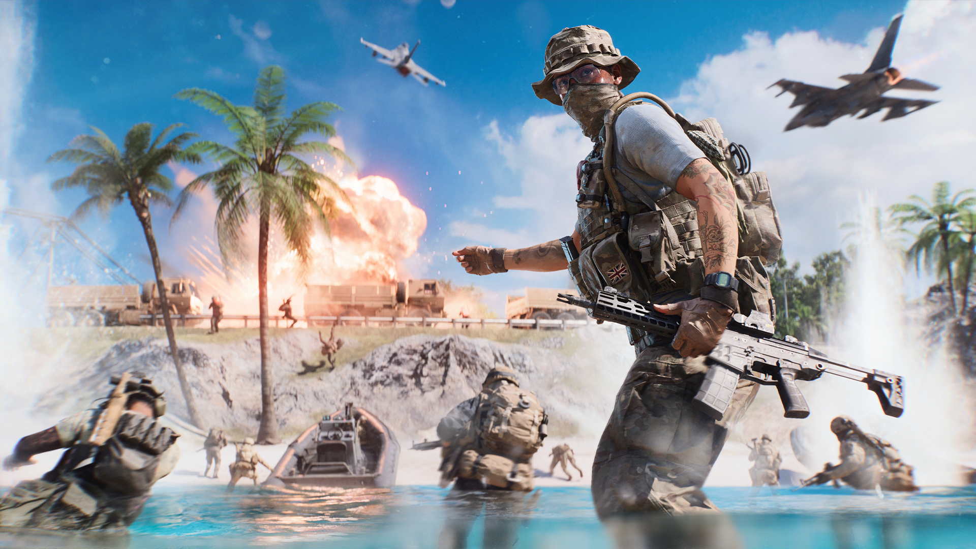 Battlefield-6-Soldat mit Sturmgewehr watet an einem tropischen Strand durchs Wasser, im Hintergrund Explosionen und Kampfjets