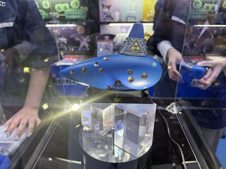 Die Electric Ocarina in blauem Metallic-Look auf einem Glassockel in der Ausstellungsvitrine