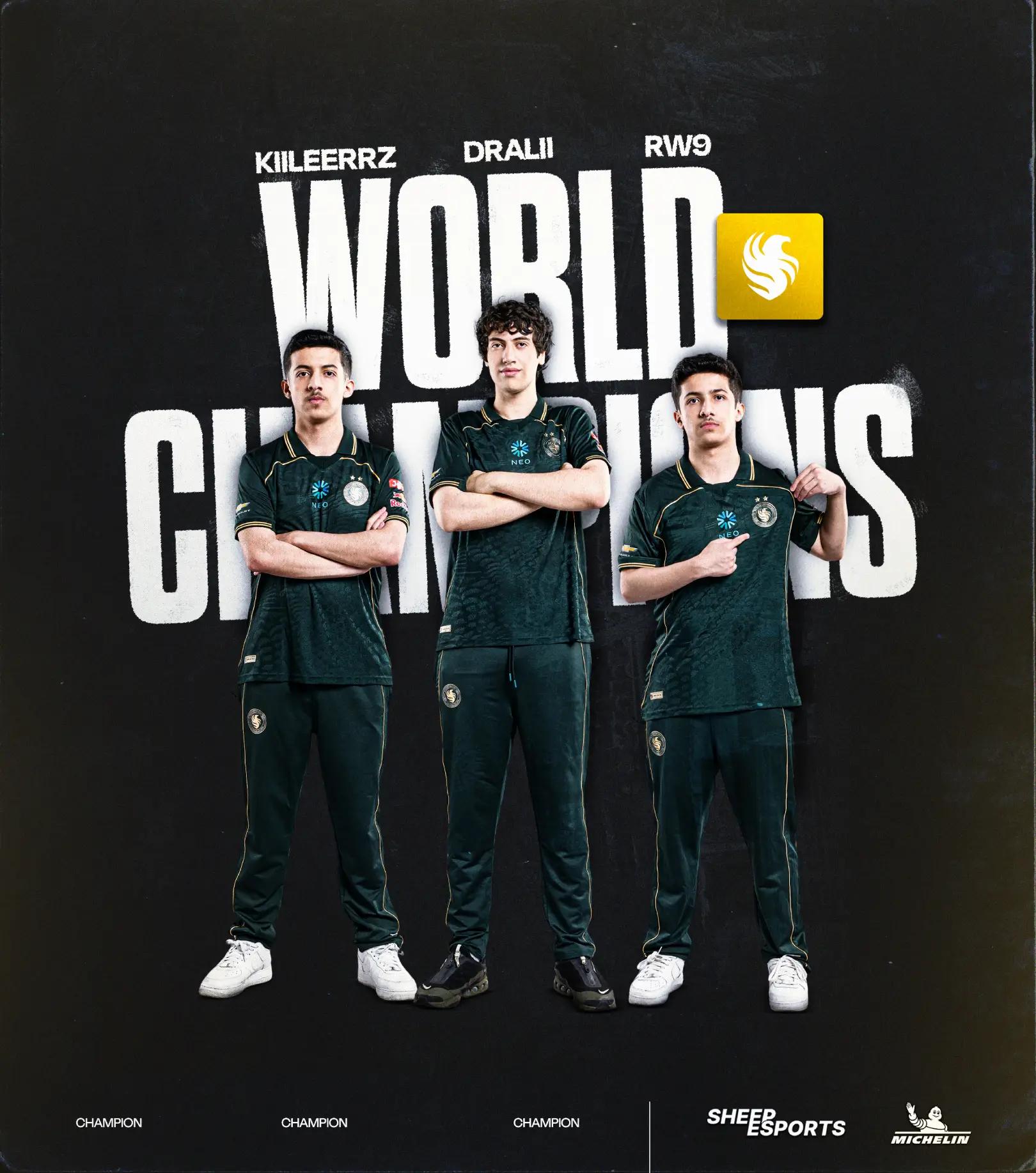 Team Falcons Spieler Kiileerrz, dralii und Rw9 posieren als Weltmeister der RLCS 2026 World Championship