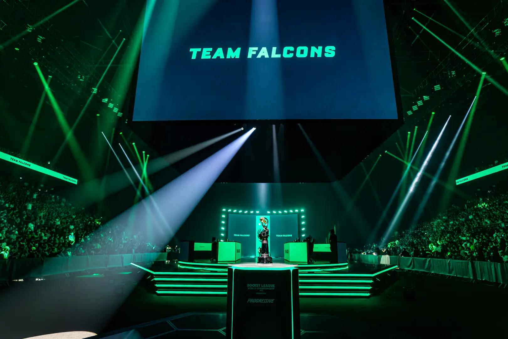 Bühne der RLCS 2026 World Championship mit Team-Falcons-Schriftzug auf der großen Anzeige