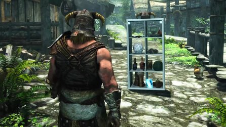 Nahaufnahme des Kallax-Regals mit Deko-Gegenständen in Skyrim