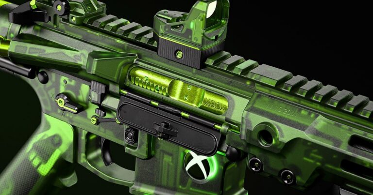 The Xbox-exclusive M4 weapon skin Inner Circuit for Call of Duty: Modern Warfare 4 in green with Xbox branding