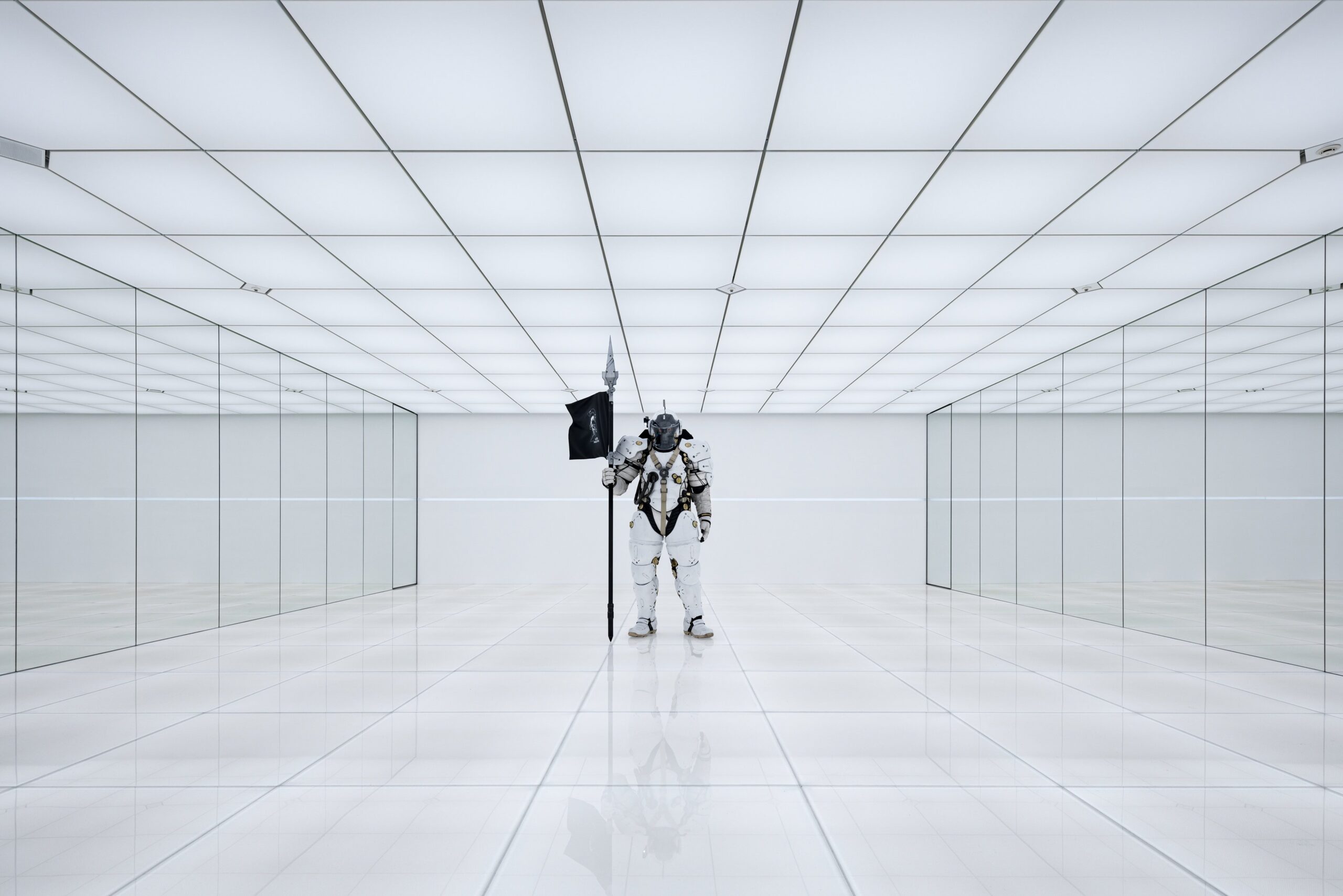 Eine astronautenähnliche Rüstungsfigur mit schwarzer Flagge steht am Eingang der Kojima-Productions-Studioräume