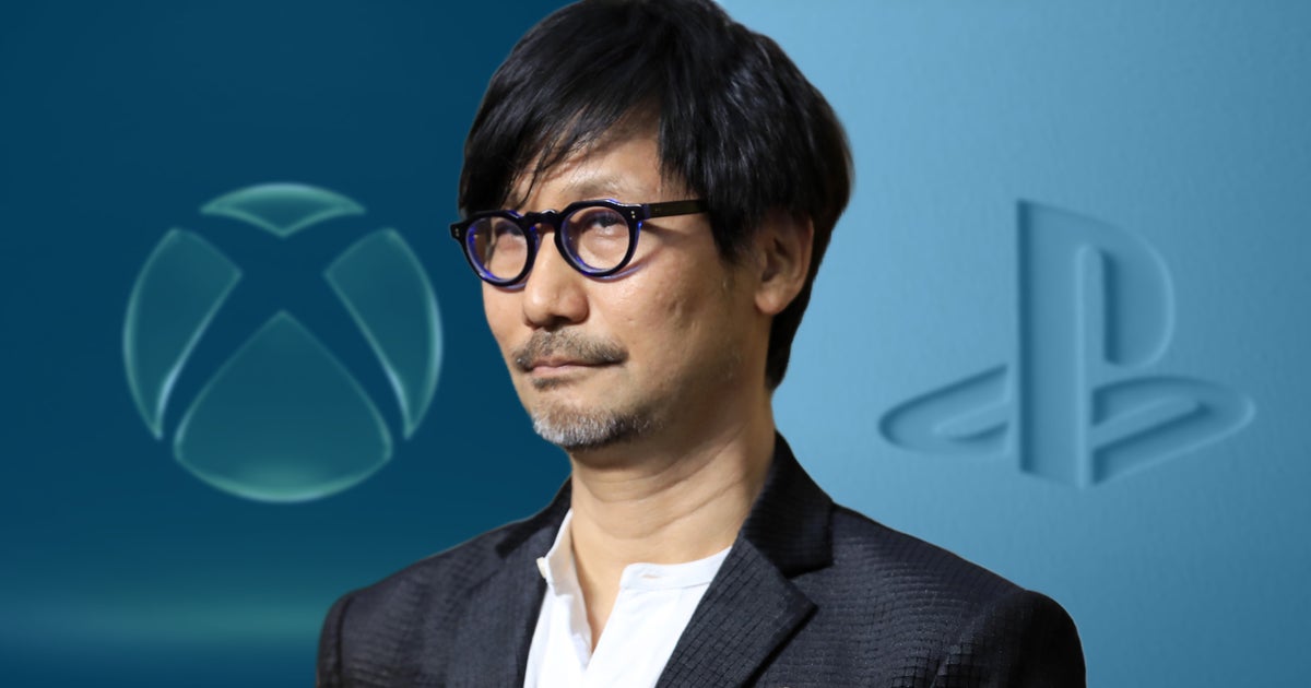 Hideo Kojima steht zwischen den Logos von Xbox und PlayStation, die im Hintergrund zu sehen sind