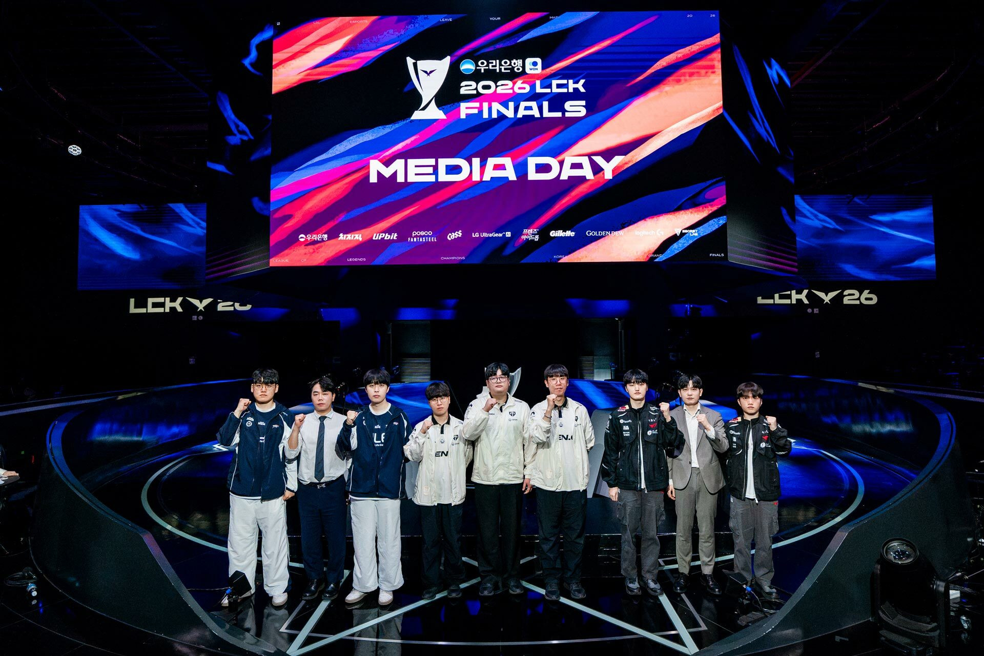 Spieler und Staff auf der LCK-2026-Bühne beim offiziellen Finals Media Day