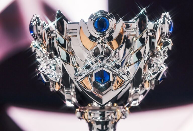 Nahaufnahme des Summoner's Cup, der Siegertrophäe der League of Legends World Championship