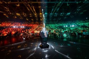 Der Summoner's Cup steht auf der Bühne einer ausverkauften Arena während einer League-of-Legends-Weltmeisterschaft