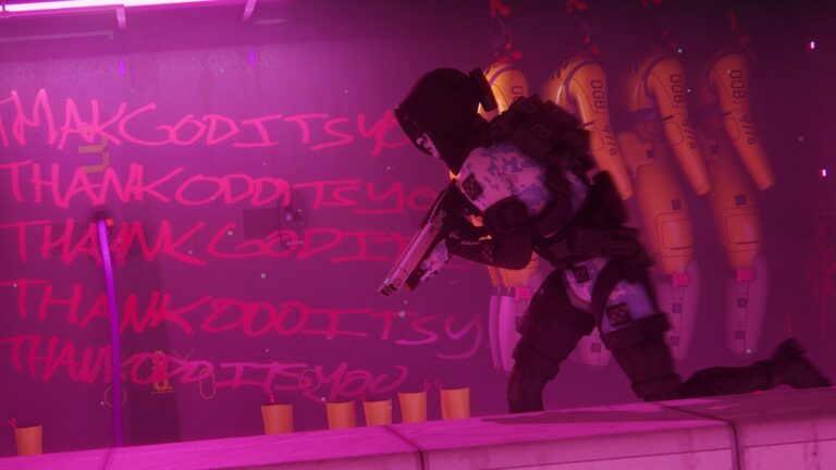 Ein vermummter Operator schleicht in Marathon durch einen Gang mit rosa Neonlicht und Graffiti