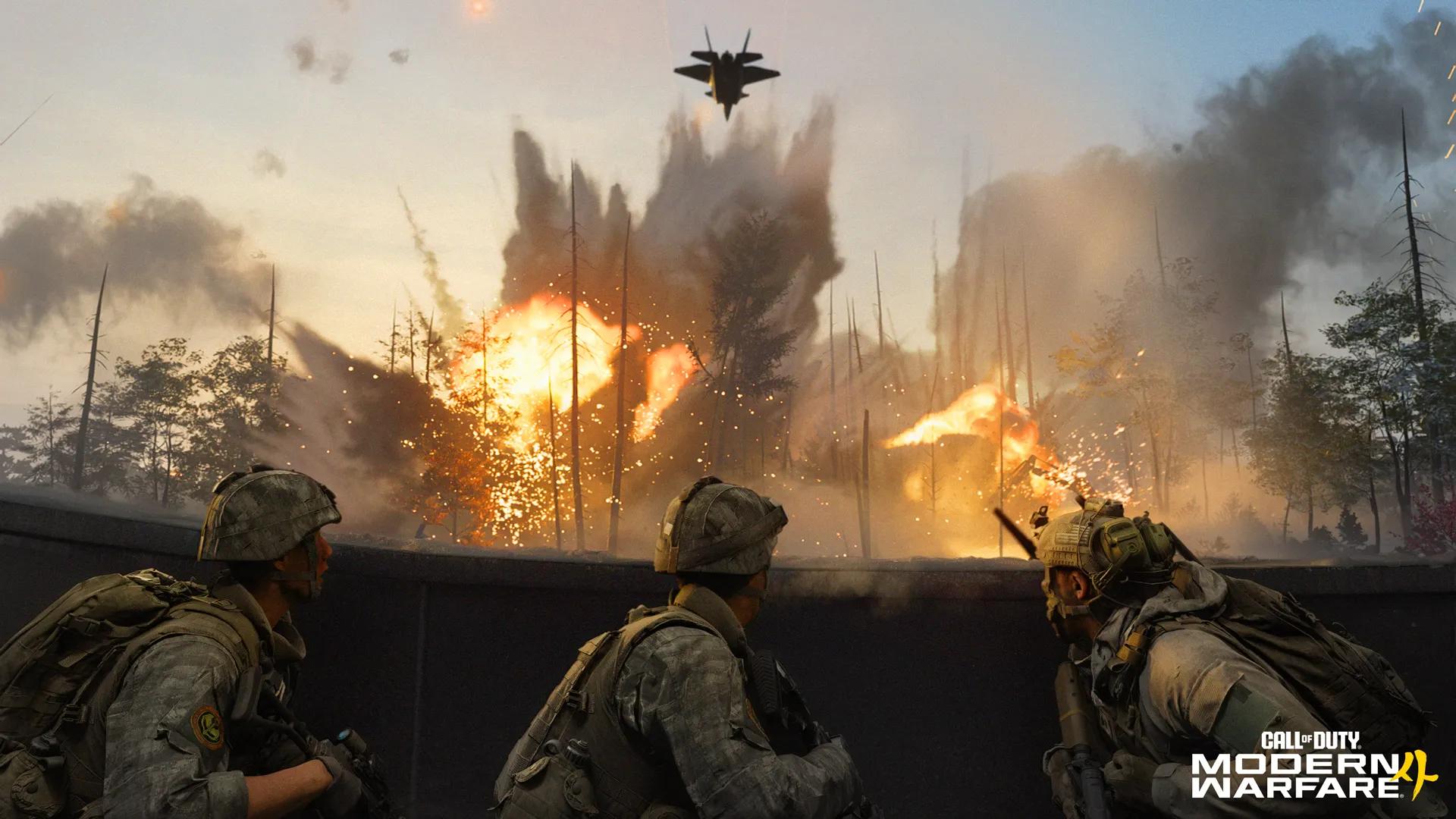 Drei Soldaten beobachten einen brennenden Waldabschnitt waehrend ein Kampfjet ueber ihnen fliegt, Szene aus Call of Duty: Modern Warfare 4