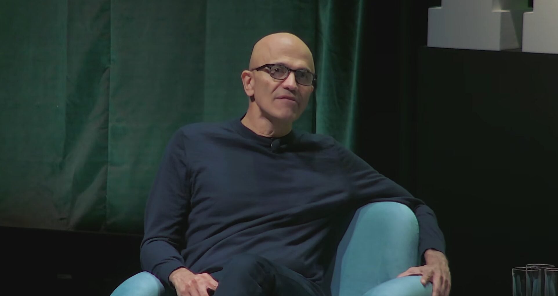 Microsoft-CEO Satya Nadella sitzt im Interview vor grünem Vorhang und äußert sich zum Xbox-Umbau