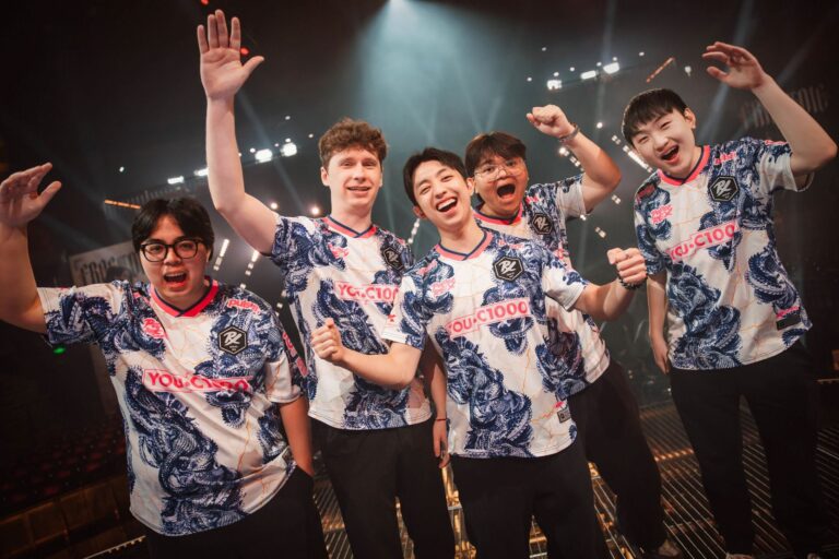 Die Spieler von Paper Rex feiern nach ihrem 2:1-Sieg gegen Team Liquid bei den VALORANT Champions 2026 in Shanghai