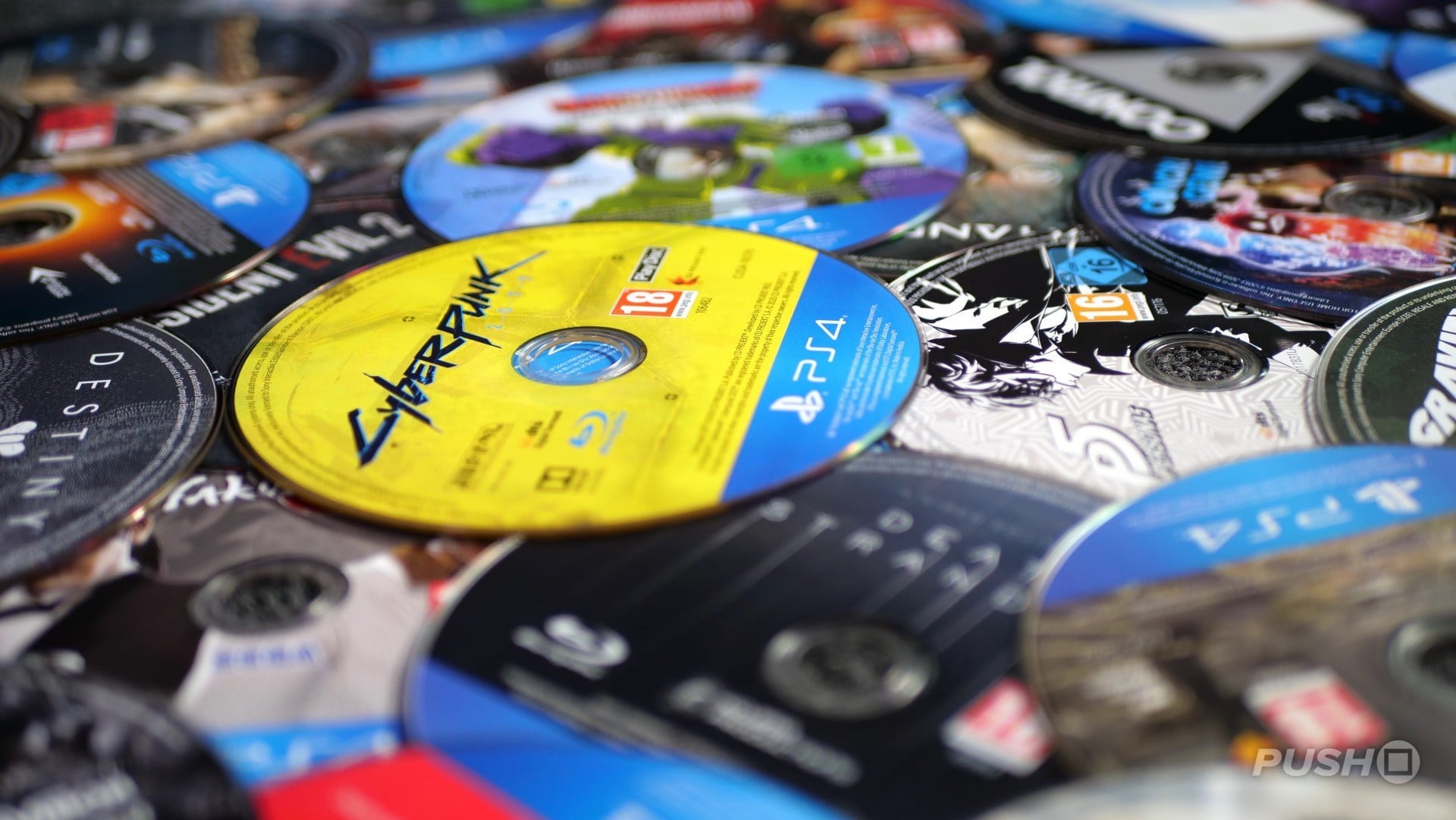 Ein Stapel physischer PS4-Spiele-Discs, symbolisch fuer die Debatte um digitalen vs. physischen Spielebesitz