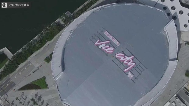 Luftaufnahme des Kaseya Center in Miami mit dem neu installierten GTA-6-Werbeschild auf dem Rundbau-Dach