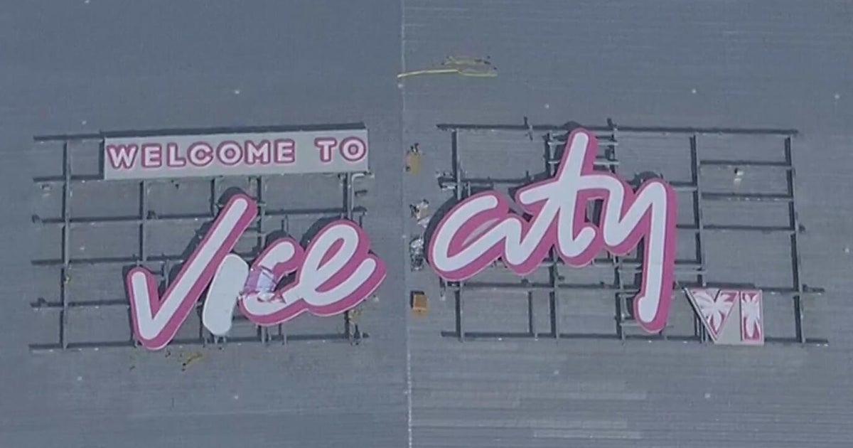Nahaufnahme des pinkfarbenen "Welcome to Vice City"-Schriftzugs auf dem Dach des Kaseya Center in Miami