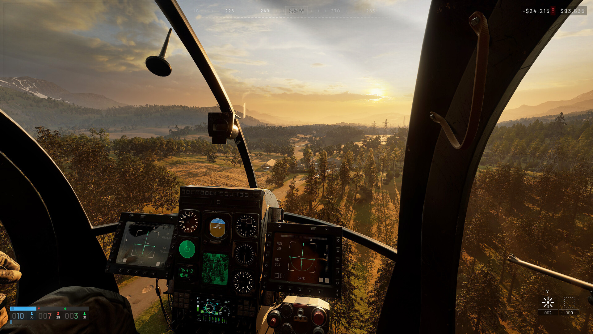 Cockpit-Ansicht aus einem Helikopter in Wardogs bei Sonnenuntergang über bewaldetem Gelände