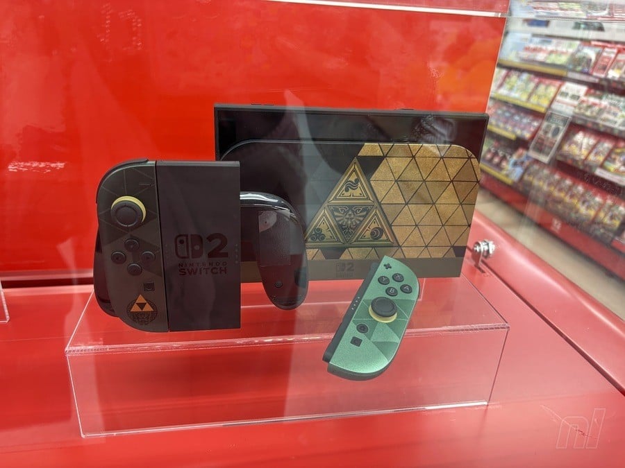 Die Zelda-Switch-2-Sonderkonsole im 'Electric Ocarina'-Design mit goldenem Triforce-Muster und dunkelgrünen Joy-Con-Controllern in der Dockingstation