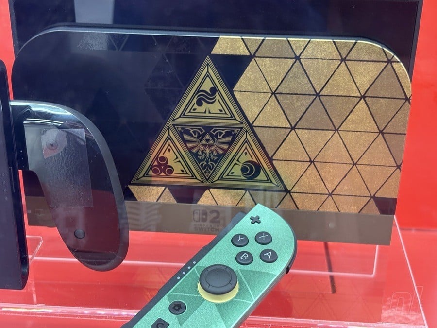 Nahaufnahme der Rückseite der Zelda-Switch-2-Konsole mit goldenem Triforce- und Dreiecksmuster sowie grünem Joy-Con-Controller