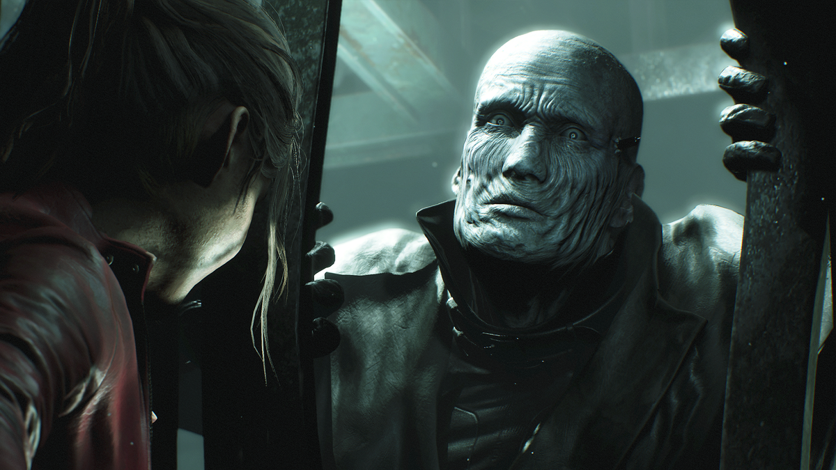 Szene aus Resident Evil 2 mit Claire Redfield im Vordergrund und dem Tyrant Mr. X hinter einer Tür