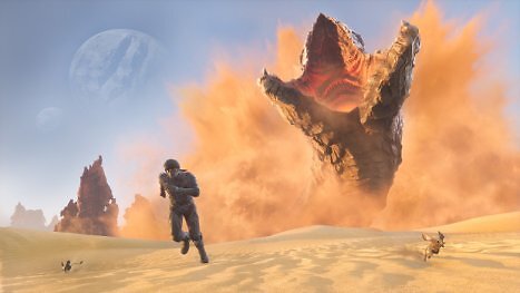 Spieler flieht in Dune: Awakening vor einem riesigen Sandwurm in der Wüste