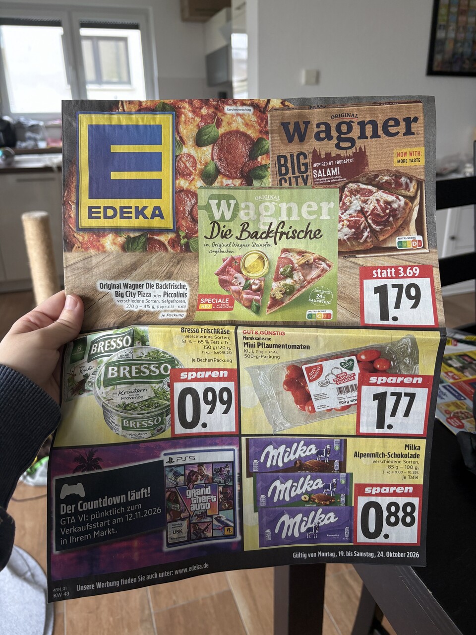 Edeka-Prospekt mit GTA-6-Werbung "Der Countdown läuft!" und der PS5-Box des Spiels