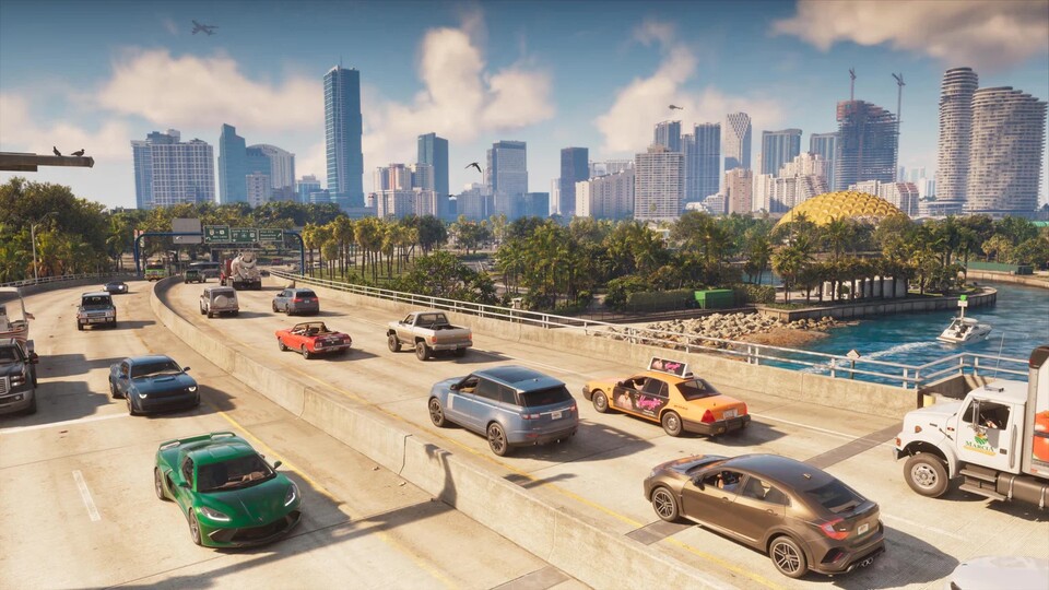 GTA 6: Autobahn mit vielen Fahrzeugen vor der Skyline von Vice City bei Tageslicht