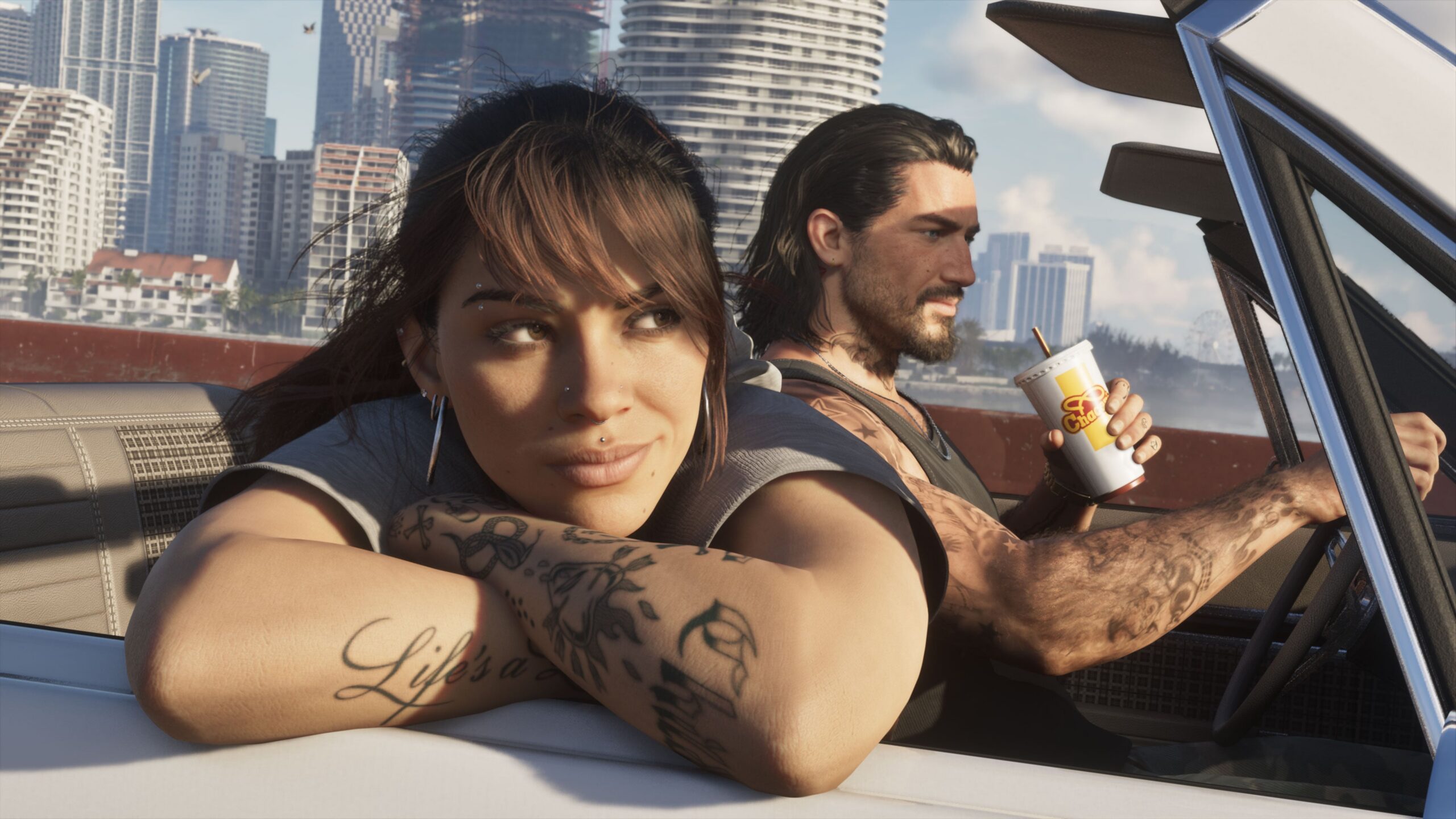 Lucia und Jason in einem Auto vor der Skyline von Vice City in GTA 6, Jason hält einen Getränkebecher