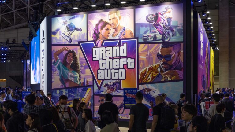 Riesiges GTA-6-Werbemotiv mit Lucia, Jason und Vice-City-Szenen auf einem Messestand, davor eine Besuchermenge