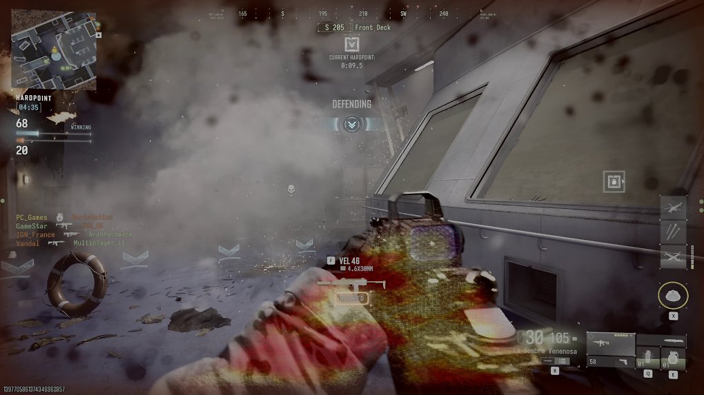 Screenshot aus Modern Warfare 4: Verteidigung eines Hardpoints auf einem Schiff im Rauch