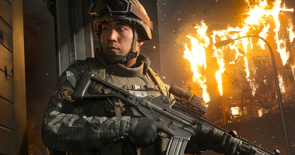 Soldat mit Helm und Sturmgewehr vor einem brennenden Gebäude in Call of Duty: Modern Warfare 4